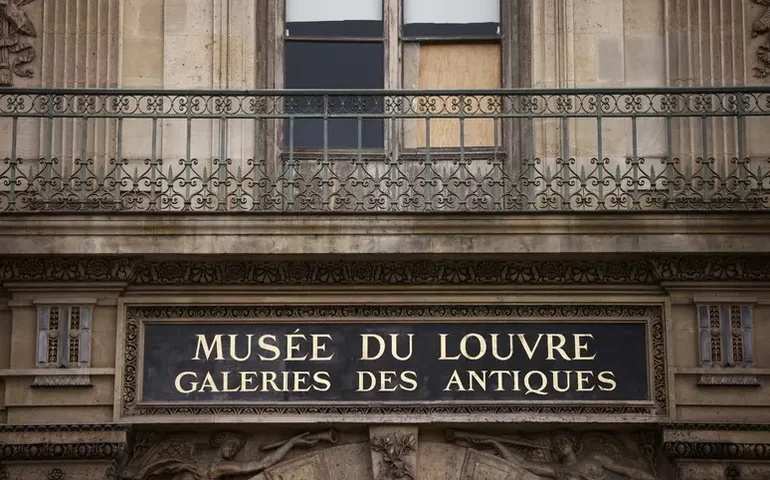 Diretora do Louvre pede instalação de delegacia dentro do museu