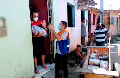 120 famílias da Favela da Coca-Cola recebem cestas básicas