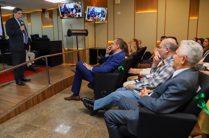 Desembargador Paulo Zacarias representa TJAL em evento sobre conciliação