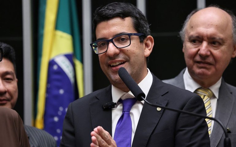 PF investiga deputado do RJ por fraudes em contratos de R$ 200 milhões