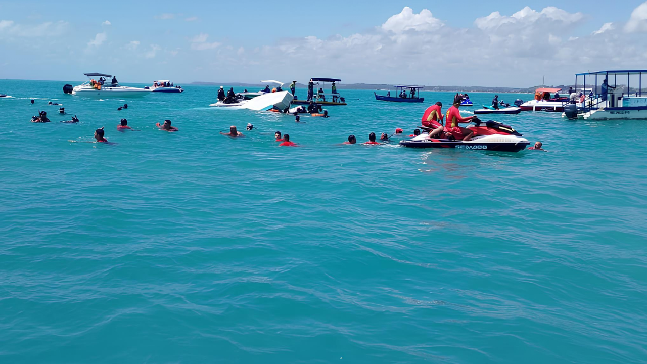 Corpo de Bombeiros atua em resgate após naufrágio de catamarã em Maragogi