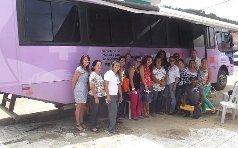Ônibus de atendimento à mulher leva serviços a Santana do Mundaú