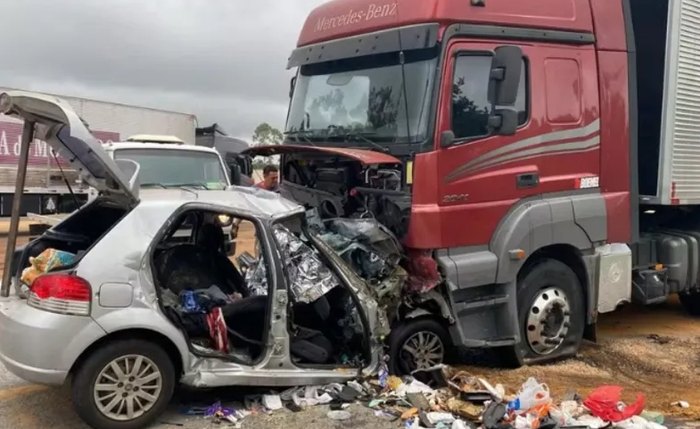 As vítimas ficaram presas às ferragens e os corpos foram desencarcerados pelos bombeiros