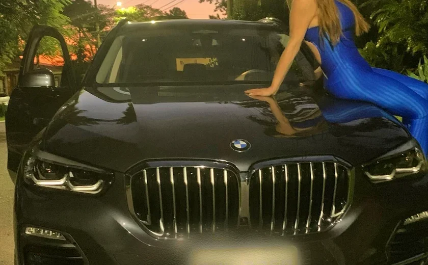 Simony devolve carro de luxo presenteado por 'admirador secreto'