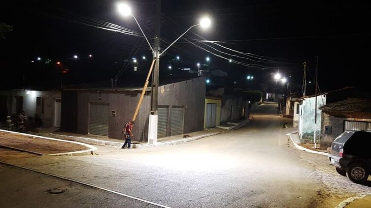 Prefeitura de Branquinha conclui instalação de lâmpadas de LED no centro da cidade