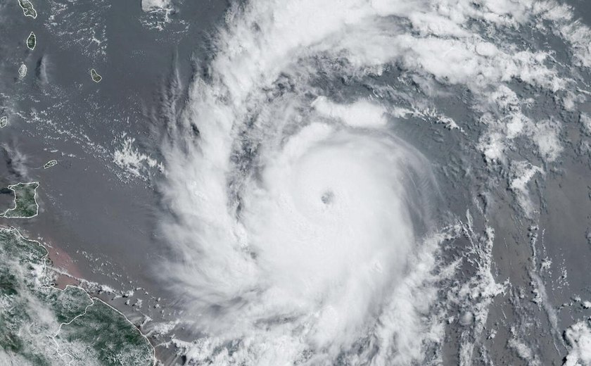 ‘Isso não é um teste’: países se preparam para chegada de furacão Beryl, que traz ‘ventos com risco de vida’