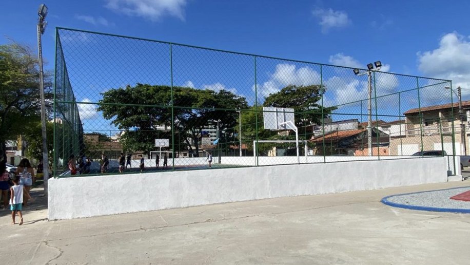 Rui Palmeira entrega revitalização de praça em Cruz das Almas