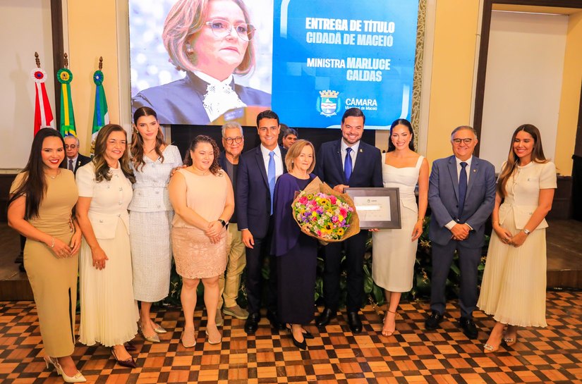 Câmara destaca pioneirismo de Marluce Caldas durante entrega de título de cidadã maceioense