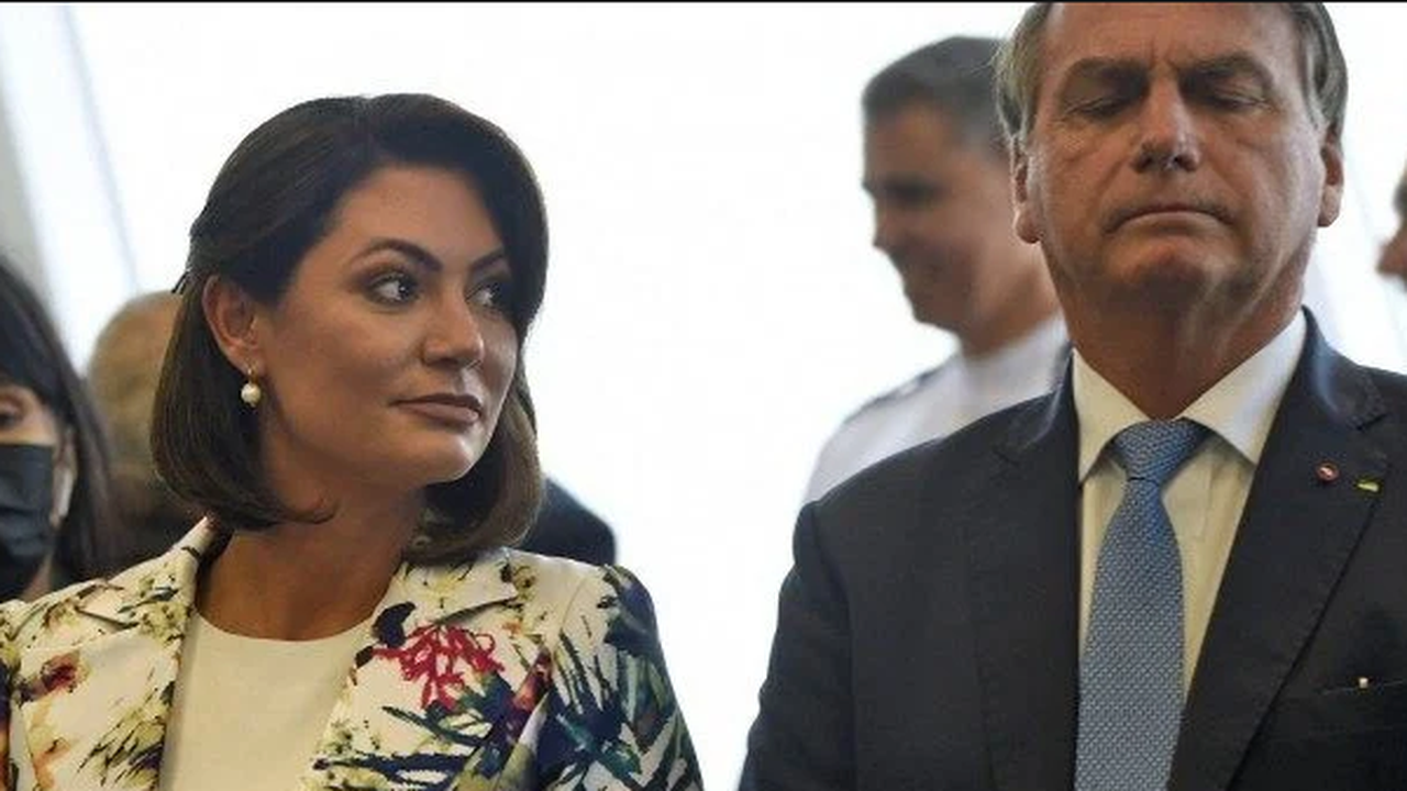 Rejeitado pelas mulheres, Bolsonaro leva Michelle para evento em Bagé