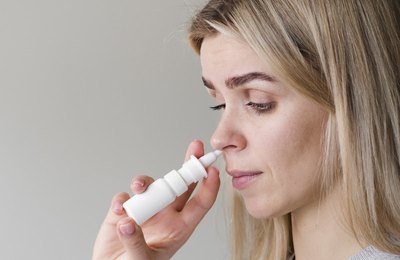 Você faz lavagem nasal em casa? Veja os erros mais comuns e como evitá-los