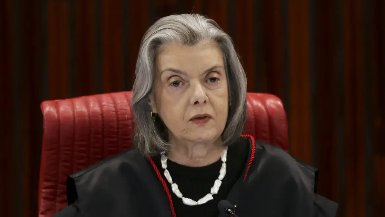 Cármen Lúcia critica violência de gênero em última sessão como presidente do TSE