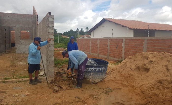 Imóveis em construção utilizam água de forma clandestina e prejudicam população do entorno