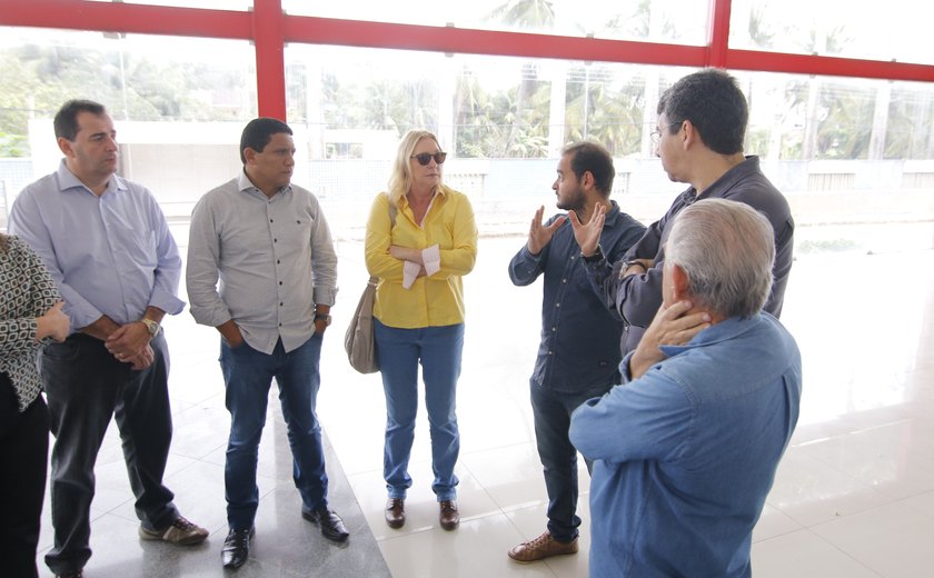 Júlio Cezar visita futuras instalações do novo Posto Vida e do Caps, em Palmeira