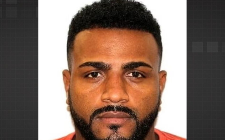 Chefe do Comando Vermelho é preso de cuecas em suíte de motel em operação do Bope