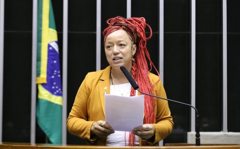 Câmara aprova proposta que aumenta pena para injúria racial contra mulheres e idosos