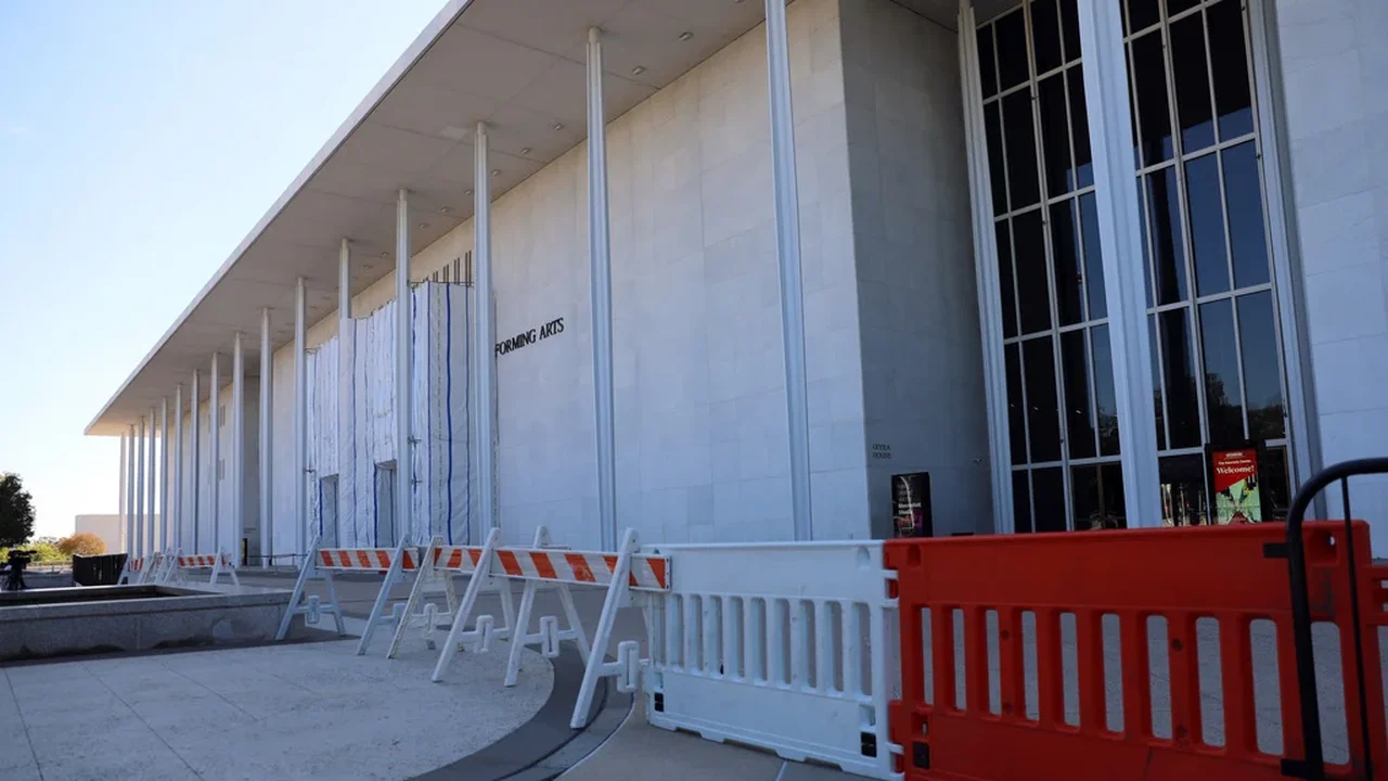 Juiz ordena que o Kennedy Center notifique com 30 dias de antecedência quaisquer alterações físicas significativas.