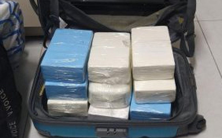 Polícia apreende mais de 11 quilos de drogas em ônibus, em Porto Real do Colégio