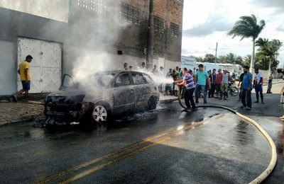 Encapuzados atiram e incendeiam veículo de campanha eleitoral, em Alagoas