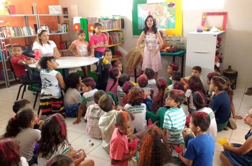 Crianças redescobrem brincadeiras tradicionais na Biblioteca Arapiraquinha