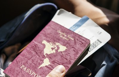 Da obtenção de visto à busca por emprego; conheça mitos e verdades sobre o processo de imigração