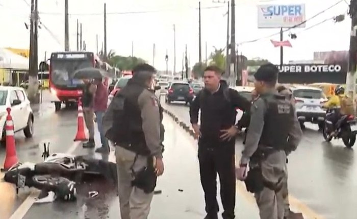 Duas pessoas morrem em acidente entre moto e caminhão na Via Expressa Duas pessoas morrem em acidente entre moto e caminhão na Via Expressa