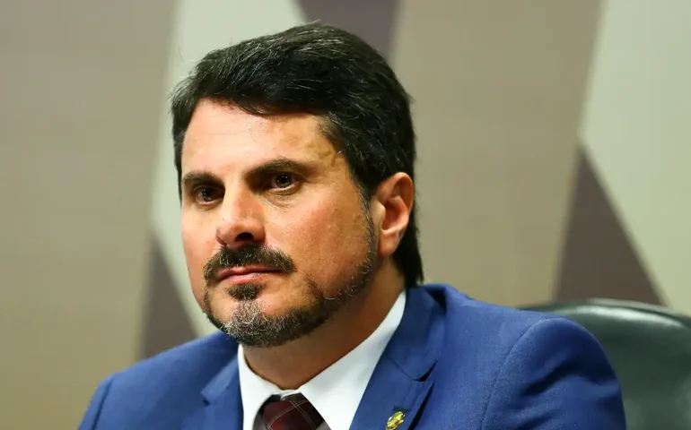 Marcos do Val nega fuga e diz que viajou aos EUA para curtir parque com a filha em recesso