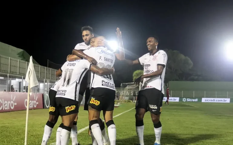 Corinthians desmantela 'Dinizismo' e bate o Fluminense com golaços de Wesley