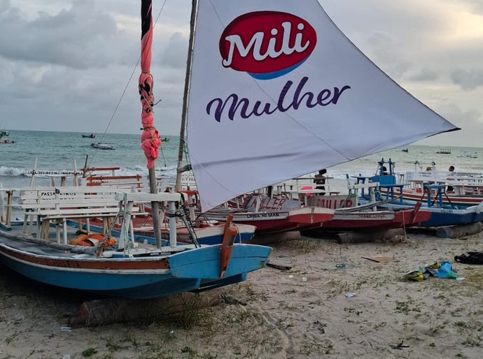 Jangadas com velas pintadas por artistas locais levam ação cultural e ativações da Mili para o verão de Maceió