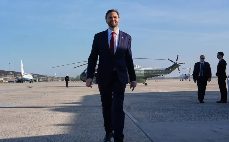 Vance adverte o Irã para não 'brincar' com os EUA ao partir para negociações com o objetivo de pôr fim à guerra