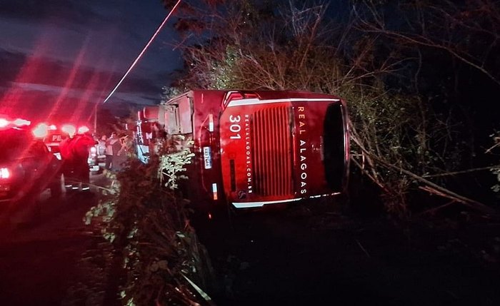 Veículo tomba na rodovia e deixa seis passageiros feridos