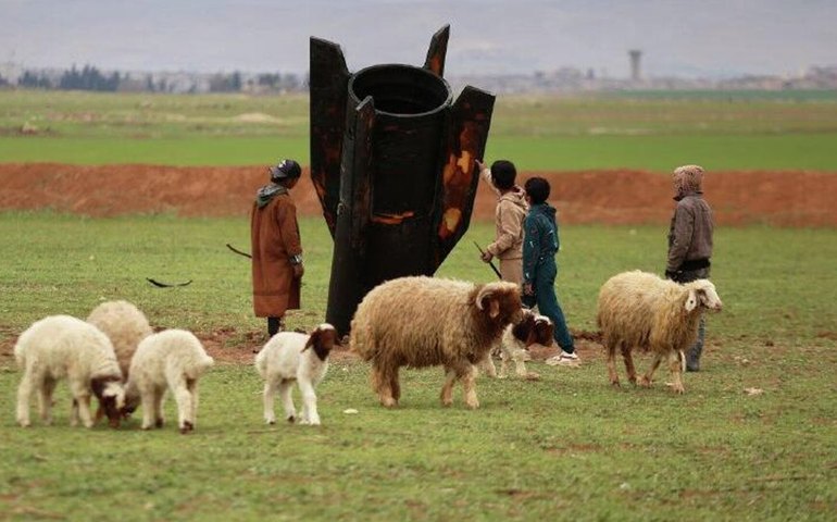 Crianças pastores observam destroços de míssil iraniano na Síria