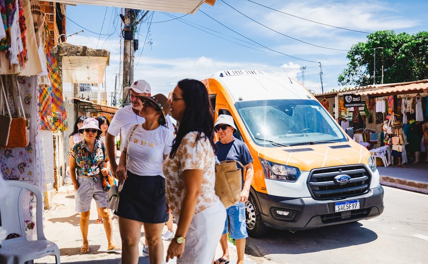 Maceioenses e turistas que chegam a Maceió em cruzeiros são levados de graça ao Pontal da Barra