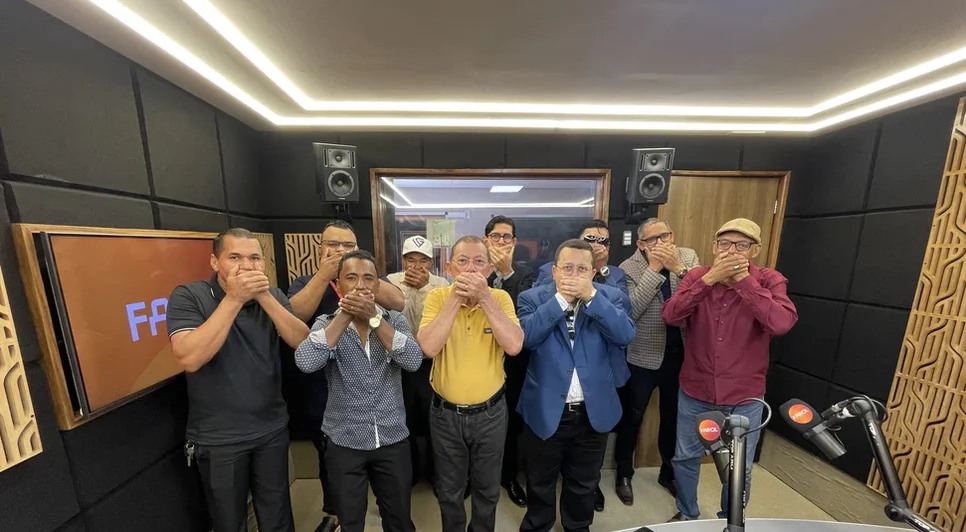 Valter Lopes, Clodoaldo e Cícero Vasconcelos divulgaram vídeos após a suspensão da programação normal da Rádio Farol. - Foto: Divulgação