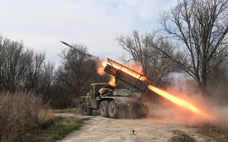 Exército russo atinge aeródromo militar e empresas do complexo militar-industrial da Ucrânia, diz MD
