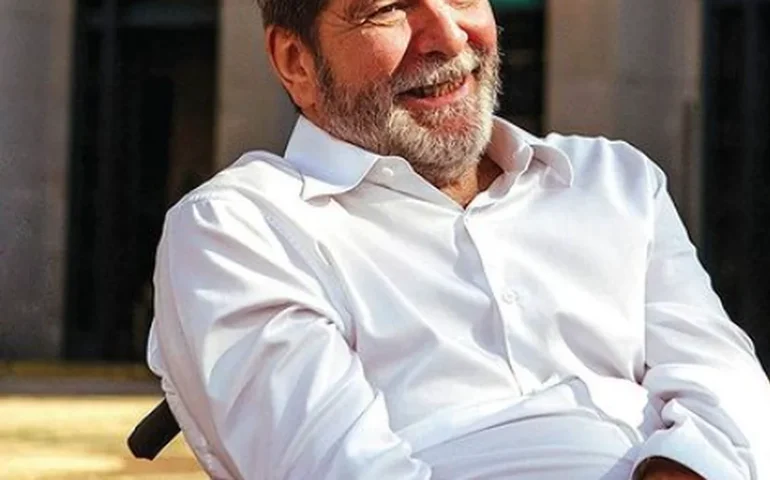 Marcelo Rubens Paiva quebra perna em voo para Portugal