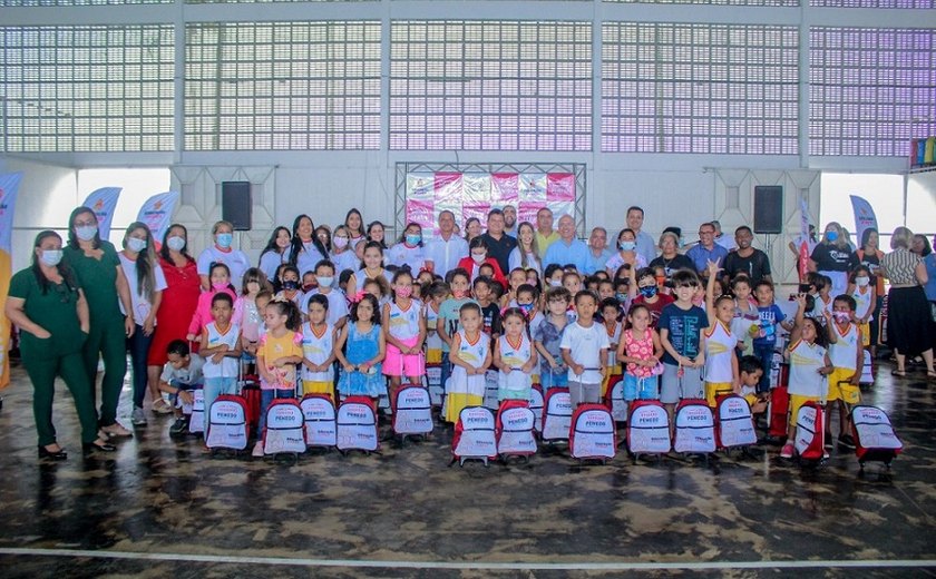 Estudantes de escolas da Prefeitura de Penedo recebem material escolar e Bolsa Auxílio Permanência
