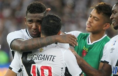 Vasco sofre no 1º tempo, mas vira sobre o Ceará no Rio e retorna à Série A