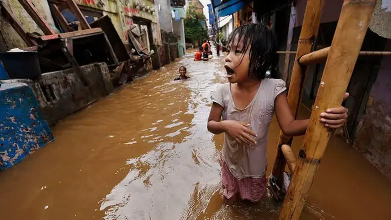 Clima extremo e casamento infantil: como inundações estão aumentando matrimônios forçados no Paquistão