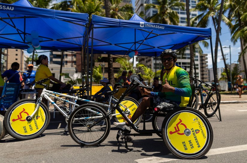 Com apoio da Prefeitura, Bike Sem Barreiras leva lazer e inclusão para orla de Ponta Verde