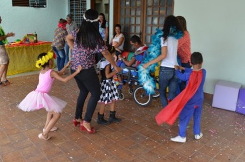 Baile de Carnaval anima crianças da unidade Rubens Colaço