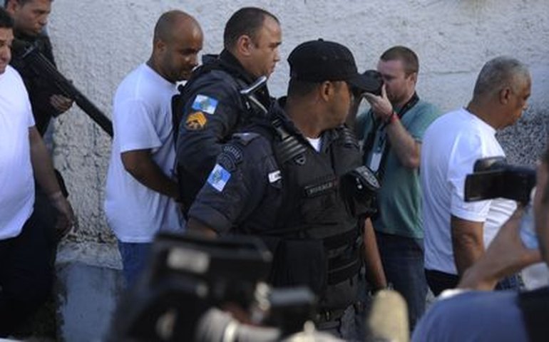 Juíza manda libertar policiais que arrastaram mulher em viatura no Rio