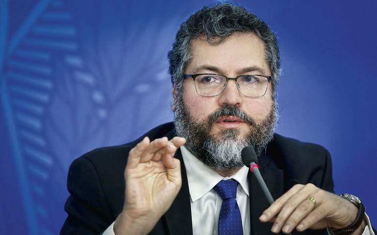 Ernesto Araújo se diz preocupado com &#8216;totalitarismo tecnológico&#8217;