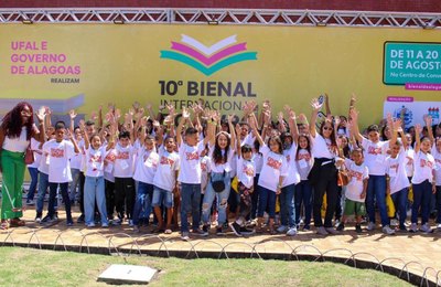 Quase 2 mil alunos visitam evento e compram livros com vales entregues pela Prefeitura de Maceió