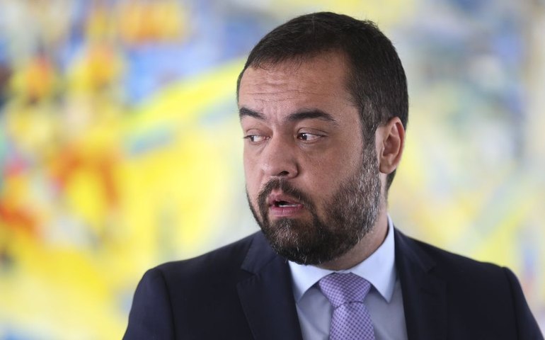 Lei Vini Jr. é sancionada no Rio e prevê interrupção de partida em casos de racismo