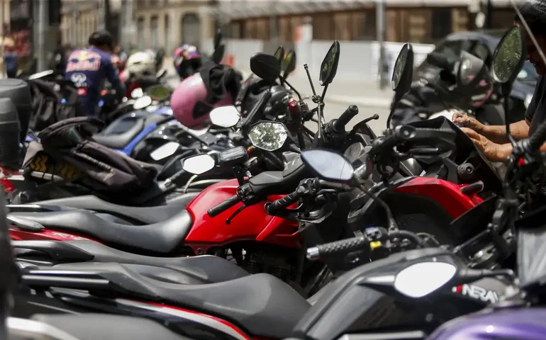 Prefeitura de SP coloca faixas de alerta em via onde morreu passageira de mototáxi morreu