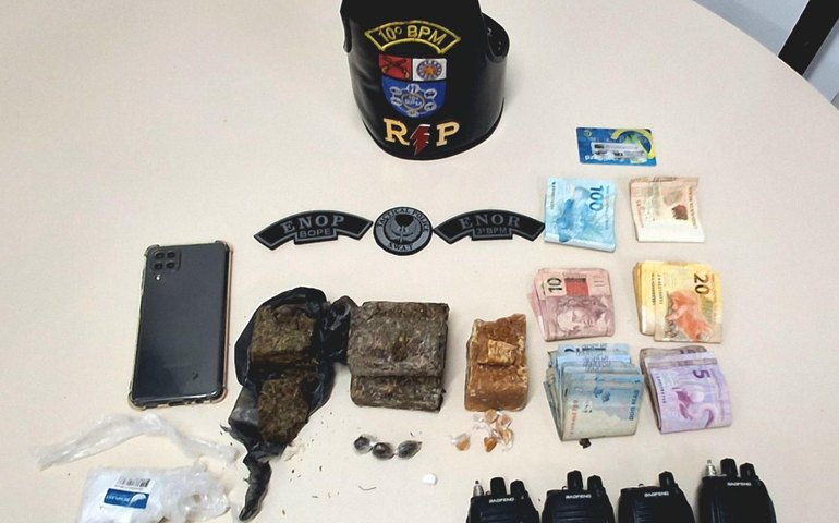 PM apreende duas armas e quase meio quilo de drogas no Agreste de Alagoas