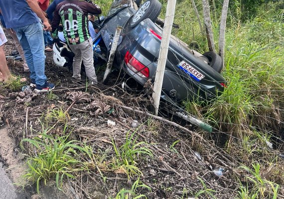 Carro capota na AL-105 e deixa duas pessoas presas às ferragens