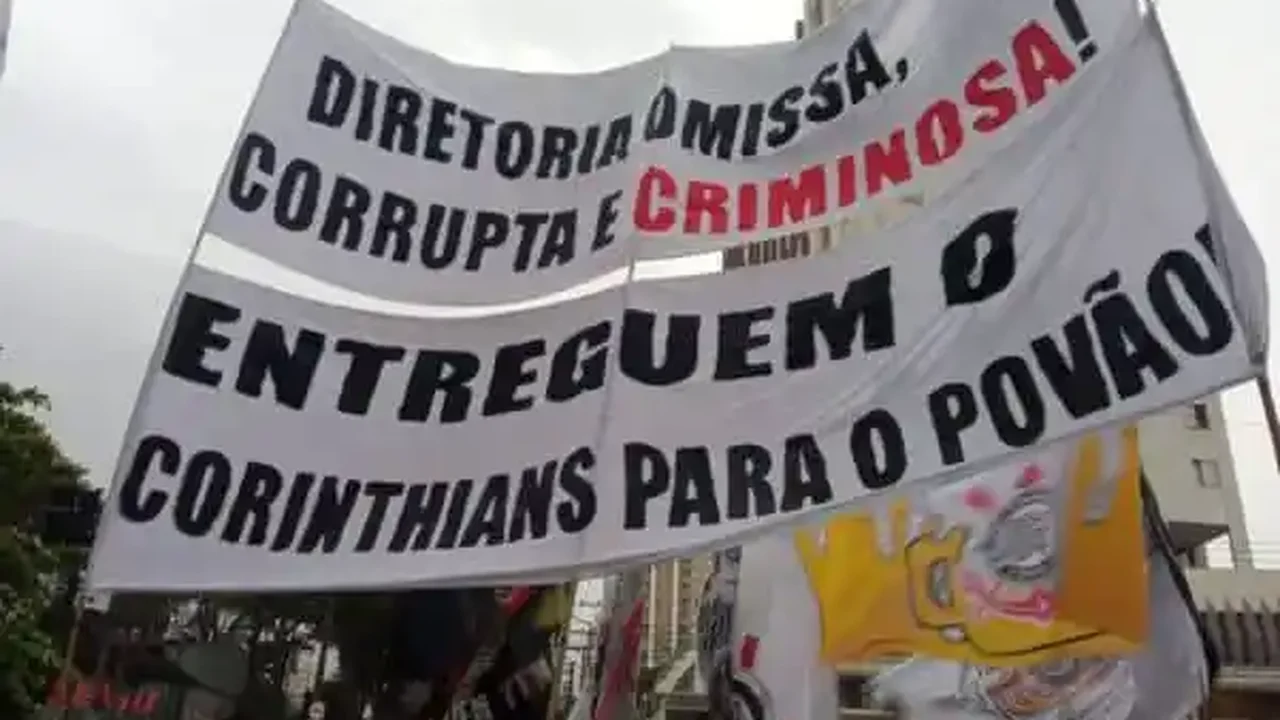 Torcedores protestam contra diretoria no Parque São Jorge: 'Entreguem o Corinthians ao povão'