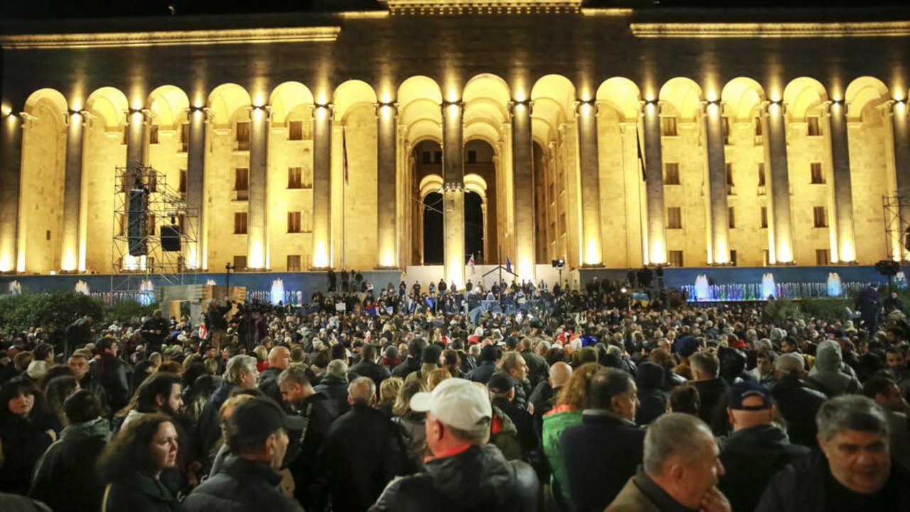 Milhares de pessoas protestam na Geórgia contra possível fraude no resultado das eleições