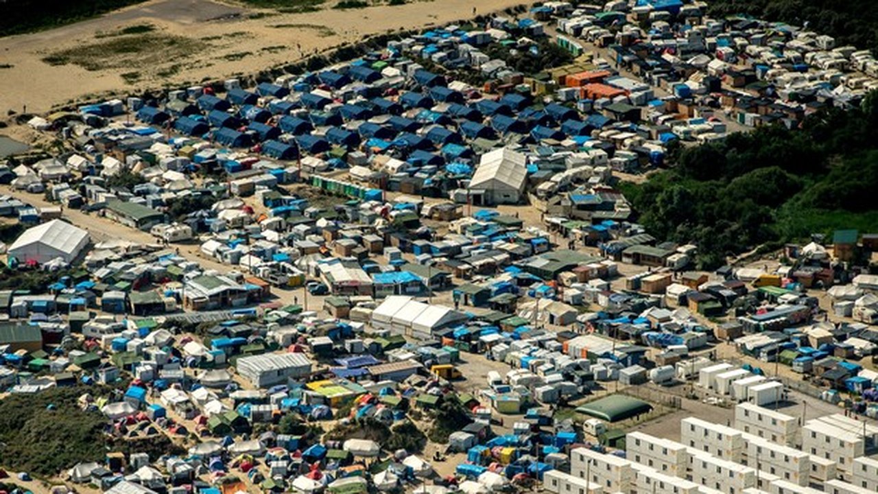 França inicia retirada de migrantes de acampamento de Calais na segunda